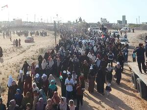 توافد الفلسطينيات الى المخيم 