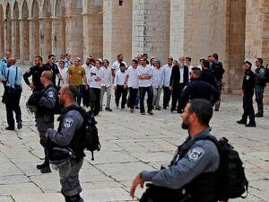 جنود الاحتلال باشروا بإطلاق قنابل الصوت والغاز باتجاه المصلين 