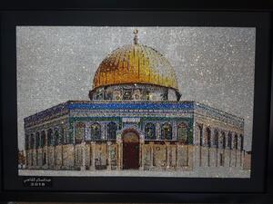 القاضي إستخدم أكثر من 45 ألف حجر كريستال/سوارفسكي