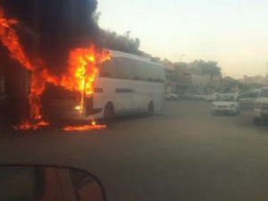 مجهولون يحرقون حافلة لشركة "أرامكو" في القطيف شرق السعودية