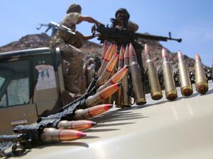 Armed Yemeni tribesmen from the Popular Resistance Committees hold a position in the area of Sirwah west of Marib city, on October 28, 2015. (AFP/Abdullah al-Qadry)