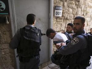 ضباط شرطة اسرائيليون يعتقلون فلسطينيا اثناء مواجهات في القدس يوم الاثنين
