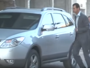 الأسد من دون حراسه ويقود سيارته بنفسه وسط داريا