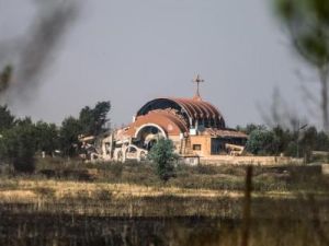 كنيسة أشورية لحقت بها أضرار بسبب ما قال نشطاء إنه تفجير نفذه مسلحون من تنظيم الدولة الإسلامية في بلدة تل نصري
