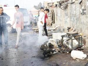 أشخاص في موقع تفجير انتحاري في مدينة الصدر في بغداد
