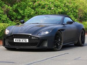 نجح نايت في تجسيد روعة وتفرّد سيارة DBS Superleggera على أرض الواقع بفضل قدرته الباهرة على توظيف الصور الفوتوغرافية وتقنية ’الصور المُنتجة بواسطة الحاسوب‘ (CGI)؛ في حين تولت PRETTYBIRD إنتاج جلسة التصوير.