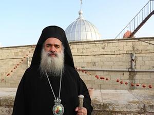 القوى الوطنية والإسلامية الفلسطينية ترفض قطع راتب المطران عطالله حنا
