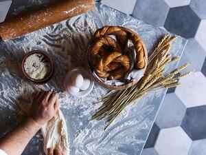 تمتعوا بتناول السحور مع الأحباب في بيش وسط أجواء هادئة مع قائمة مأكولات خاصة تضم تشكيلة من المازات الباردة والساخنة والمشاوي والحلويات التركية المقدمة طوال الليل وتمتعوا بالشيشة مع الشاي التركي على أروع الإطلالات.