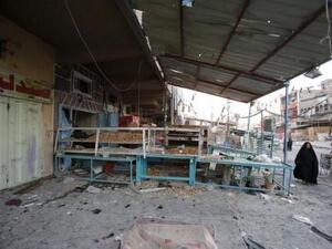 سيدة تمر بموقع هجوم بسيارة ملغومة في بغداد
