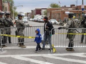 أفراد من الحرس الوطني امام مقر شرطة بالتيمور
