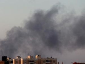 دخان يتصاعد فوق منطقة اشتباكات بين قوات موالية للحكومة وجماعات لديها صلات بجماعة أنصار الشريعة في بنغازي 
