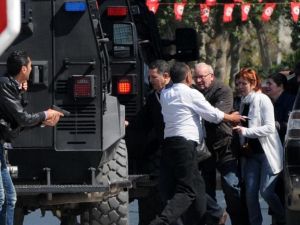 اخلاء السياح من موقع الهجوم في متحف "باردو" الشهير في تونس، 18 اذار/مارس 2015
