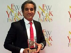 Bassem with his silver award for "Best TV Host." (Image: Egyptianstreets.com)