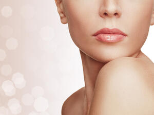 قبل الذهاب إلى النوم دللي الشفاة بالقليل من زيت الزيتون