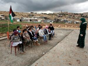 طلاب بدو يدرسون في العراء بعد هدم اسرائيل لمدرستهم