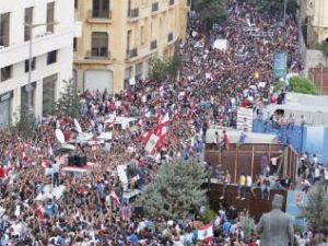 محتجون يلوحون بأعلام لبنان اثناء مظاهرة في بيروت يوم الاحد
