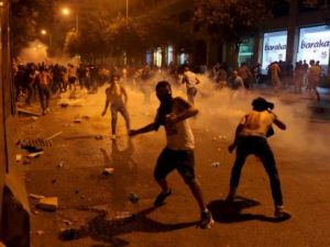 متظاهرون يشتبكون مع قوات الامن اثناء احتجاجات ضد الحكومة في بيروت
