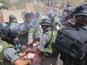 الجيش الاسرائيلي يفرق تظاهرة ضد الحدار في بلدة بيت جالا
