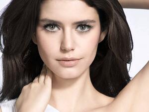 Beren is a beautiful actress and fashionista. (YouTube)