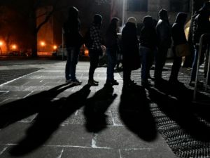 مهاجرون ولاجئون ينتظرون تسجيل اسمائهم في احد مخيمات برلين