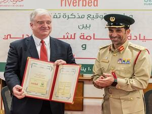 جيري م. كينيلي، الرئيس التنفيذي لدى شركة ريفربد تكنولوجي برفقة اللواء عبدالله خليفة المري، القائد العام لشرطة دبي