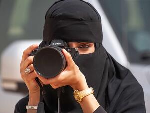 نوال تركي الجبر، رئيسة القسم النسائيّ في جريدة الرياض الناطقة باللغة العربيّة ومقدّمة البرامج الإذاعيّة المخضرمة