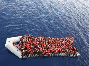 إنقاذ مهاجرين أغلبهم سوريون من سفينة إيطالية
