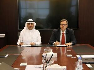 أنوراغ أغراوال، المدير التنفيذي في شركة كانون الشرق الأوسط , فيصل القريشي رئيس مجلس إدارة مجموعة علي زيد القريشي