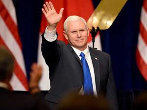 بنس يصل القاهرة في مستهل جولة شرق أوسطية