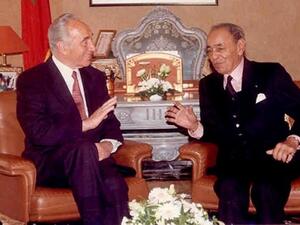 العاهل المغربي (يمين) وشمعون بيريز
