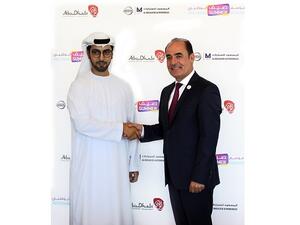 سلطان المطوع الظاهري، المدير التنفيذي لقطاع السياحةفي دائرة الثقافة والسياحة - أبوظبي، وعرفان تانزل، الرئيس التنفيذي لشركة المسعود للسيارات.