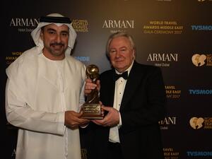 ماهر جلفار، النائب الأول للرئيس في مركز دبي التجاري العالمي أثناء تسلم الجائزة