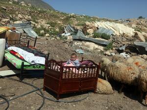 تمنع إسرائيل سكان الأغوار، من تشييد المنازل 