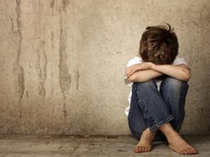 لم يكن المشهد الأخير الذي رآه الطفل عاشور قبيل فقدانه لحاسة البصر بشكل نهائي، سعيدا