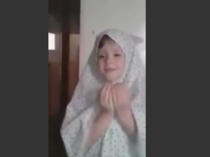 النظام السوري يقصف منزل طفلة تدعو الله بالفرج القريب - من الفيديو