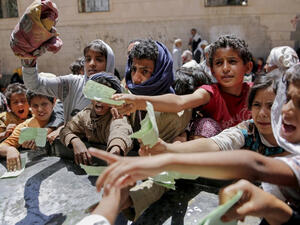 يمنيون يطلقون حملة إلكترونية تطالب بالخروج "بثورة جياع ضد الجميع"