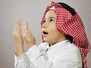 يجب شراء ثوب أبيض جديد للولد، وللبنت غطاء للرأس

