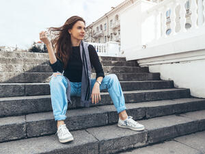 البنطلون الجينز من الحاجات الاساسية في خزانة كل بنت