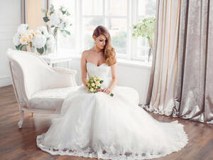 لن تصدق العروس انها الآن امرأة متزوجة الا في اليوم التالي من زفافها
