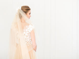 يجب أن تولي العروس العناية الفائقة بيديها من خلال اتباع وصفات العناية باليدين 