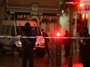 Belgian police officers secure an area in Brussels during a previous raid on November 22, 2015. (AFP/Nicolas Maeterlinck)