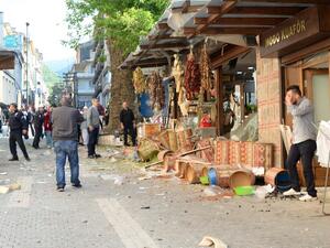 People stand in front of a shop that was damaged following a bombing, in Bursa, northwestern Turkey, on April 27, 2016. (AFP/Onur Yurtsever) People stand in front of a shop that was damaged following a bombing, in Bursa, northwestern Turkey, on April 27, 2016. (AFP/Onur Yurtsever)