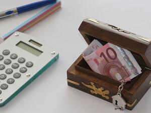 Working overtime is one way to make extra money. (Pixabay)