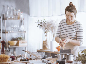 من أسباب فشل الكيك وضع قالب الكيك في الثلاجة مباشرة وهو ساخن
