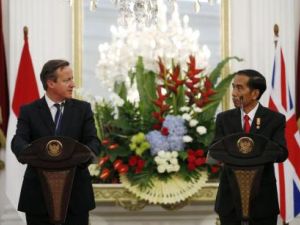 رئيس الوزراء البريطاني ديفيد كاميرون (يسارا) ورئيس اندونيسيا جوكو ويدودو
