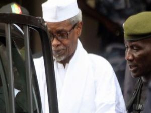 اقتياد الرئيس التشادي السابق بالقوة لاستئناف محاكمته