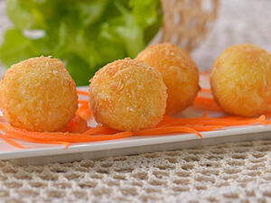 كرات البطاطا المحشية بالجبن