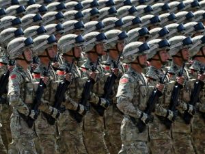 جنود صينيون خلال عرض عسكري بمناسبة ذكرى الانتصار على اليابان في 1945 
