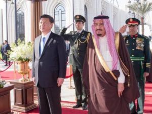 الرئيس الصيني شي جين بينغ (إلى اليسار) مع العاهل السعودي الملك سلمان بن عبد العزيز في الرياض
