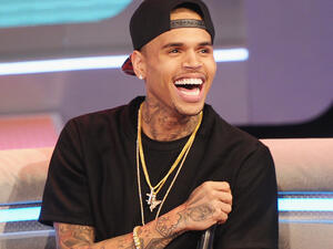 Chris Brown gives Tel Aviv beach-goers a different kinda performance before his scheduled Israel concert! (Justwhookid.com)